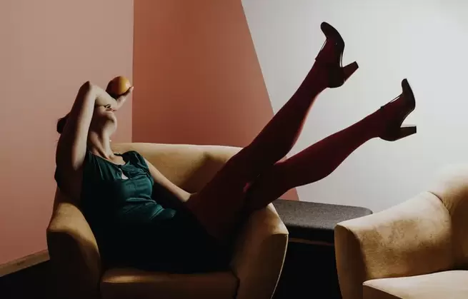 Млада жена с разширени вени на краката